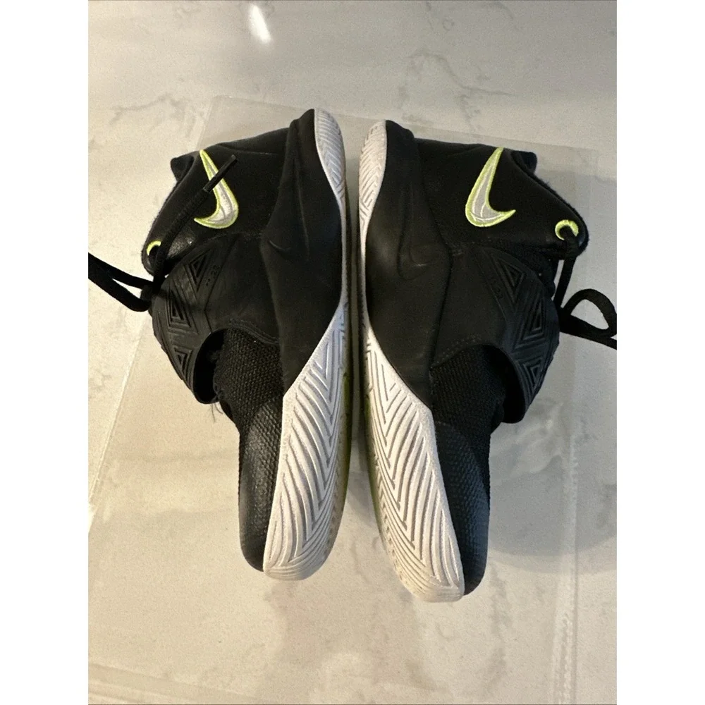 Nike Kyrie Flytrap 3 Basketball Shoes Youth Sz 2.5YBlack White Athletic Trainers